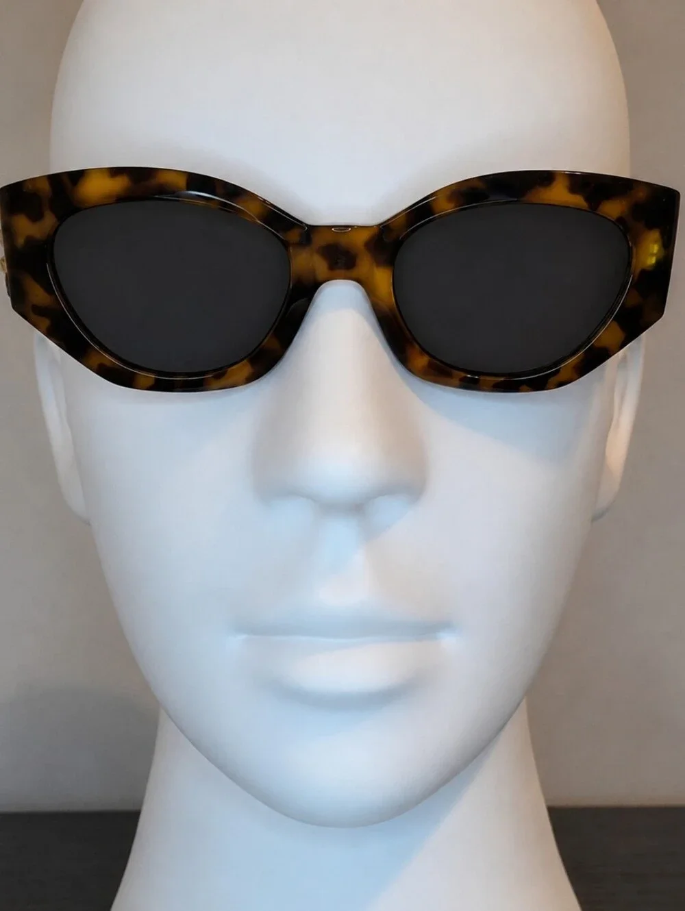 Vintage Gianni Versace Medusa Stud Cat Eye Sunglasses Tortoise w/ Case Italy